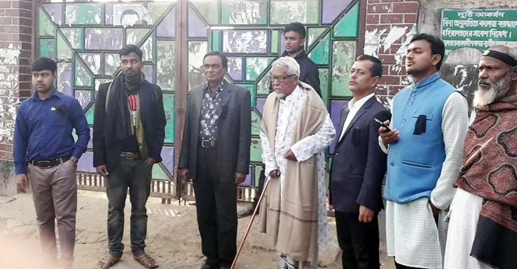 ময়মনসিংহে কলেজ গেট বন্ধ, শ্রদ্ধা জানাতে না পেরে কাঁদলেন ভাষাসৈনিক শাহাদৎ হোসেন
